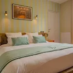 Le Chateau De Bed & Breakfast