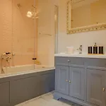 Le Chateau De Bed & Breakfast