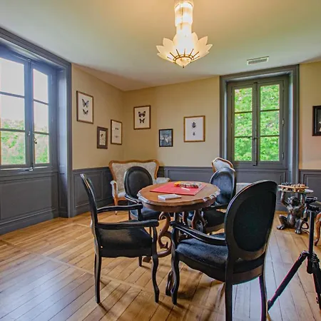 Le Chateau De Bed & Breakfast *