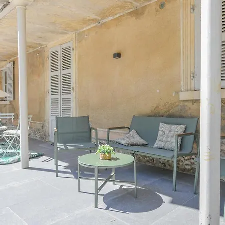 Le Chateau De Bed & Breakfast 3*